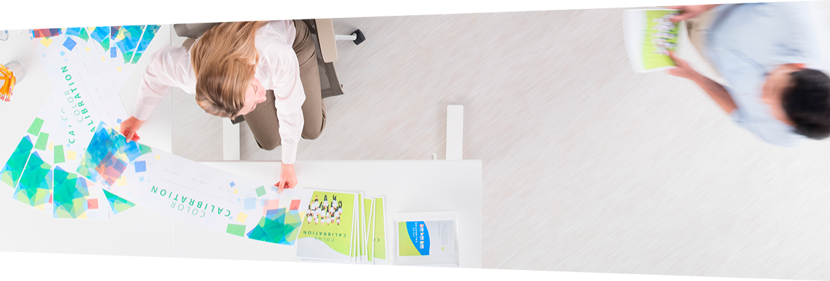 Usuaria en su escritorio examinando impresiones 