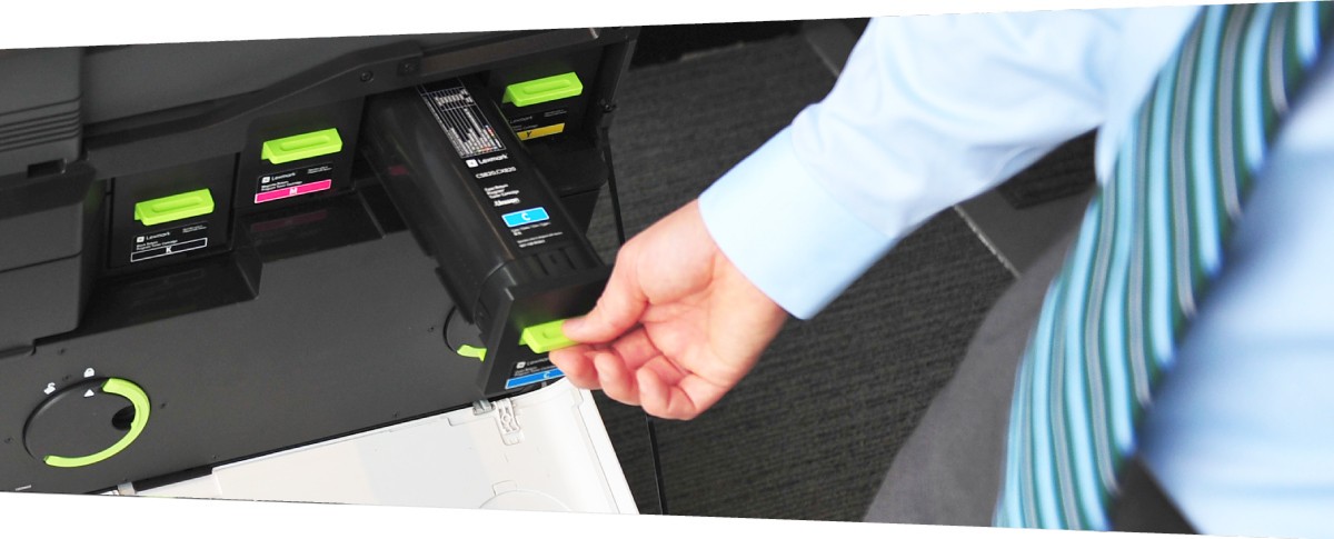 Cartouche de toner en cours de remplacement dans une imprimante